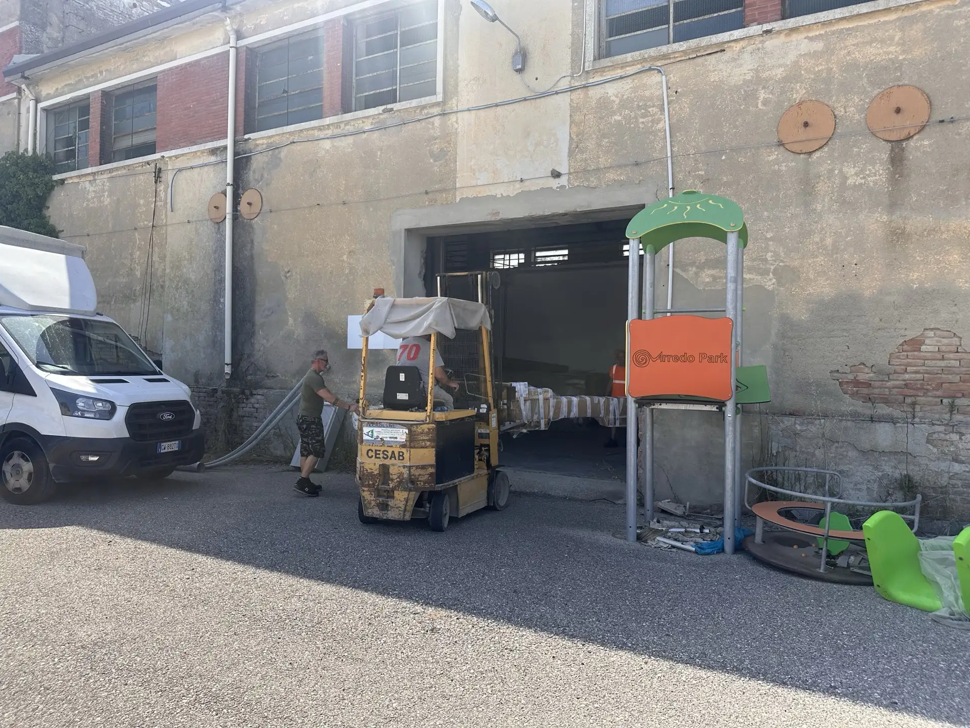 Unloading structure parts with a forklift